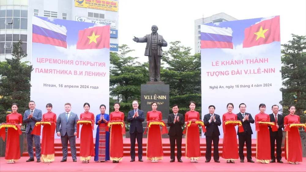Khánh thành tượng đài V.I.Lenin tại TP Vinh