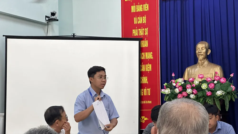 Nhân viên Công ty CP Cấp nước Chợ Lớn hướng dẫn người dân thủ tục cấp định mức nước bằng số định danh cá nhân