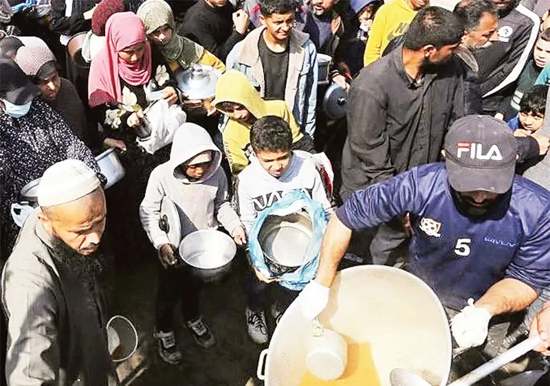  Người dân Gaza nhận hàng cứu trợ nhân đạo. Ảnh: UN NEWS