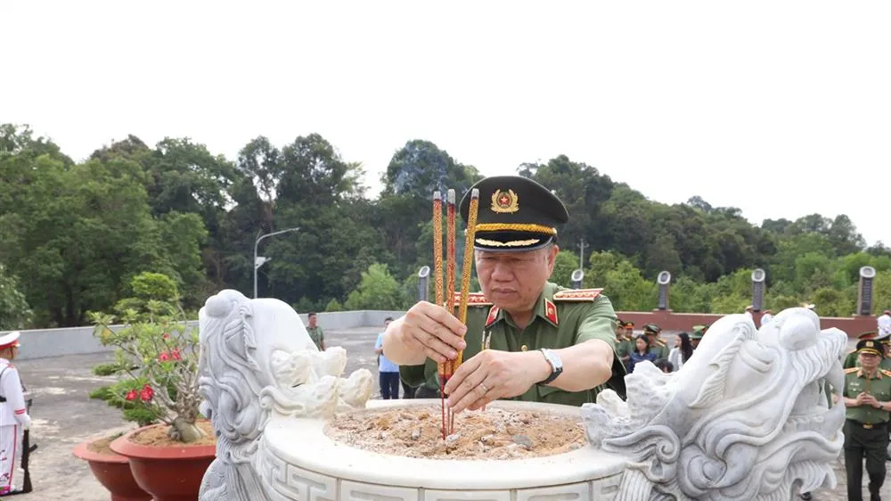 Bộ trưởng Tô Lâm cùng Đoàn công tác của Bộ Công an và lãnh đạo tỉnh Tây Ninh dâng hương tại Bia Chiến thắng tại Khu di tích lịch sử, văn hóa Ban An ninh Trung ương Cục miền Nam