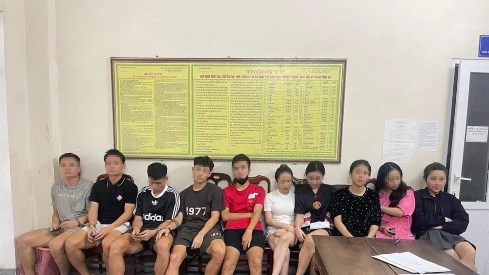 Các đối tượng tại cơ quan công an. Ảnh: Công an Hà Tĩnh cung cấp