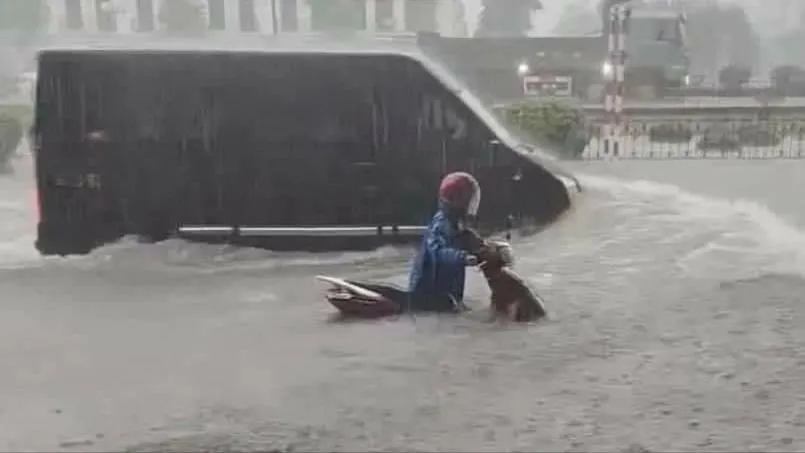 Nguyên nhân mưa lớn, biến Quảng Ninh - Hải Phòng thành biển nước mênh mông