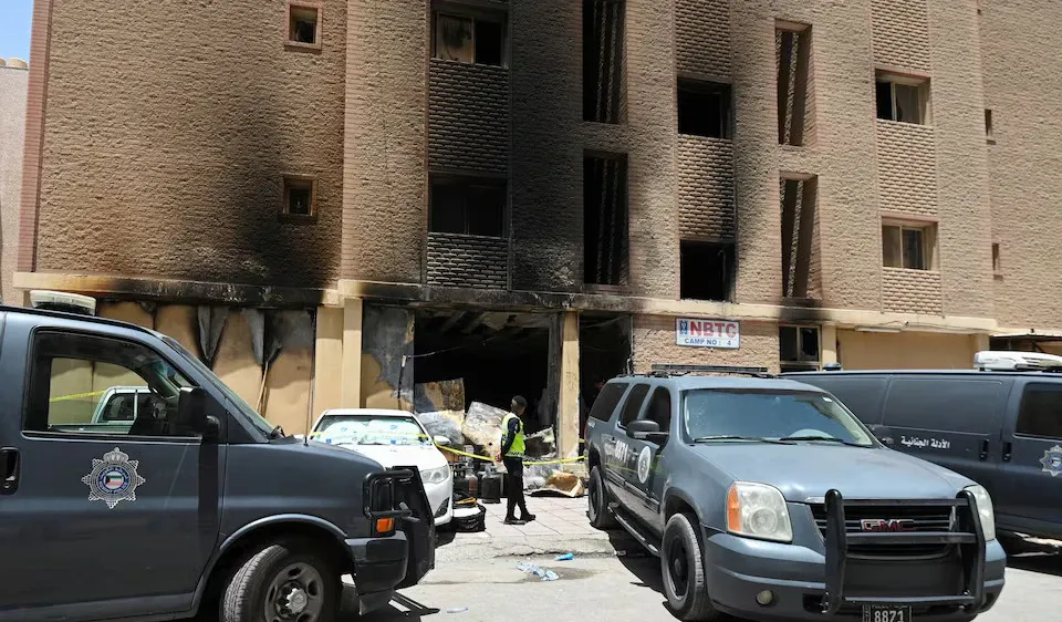 Hiện trường vụ cháy chung cư ở TP Mangaf (miền nam Kuwait), vào ngày 12-6. Ảnh: REUTERS