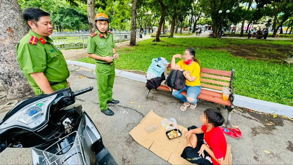 Lực lượng chức năng phát hiện người phụ nữ dắt theo con nhỏ (5 tuổi) tá túc ở ghế đá Công viên 23-9
