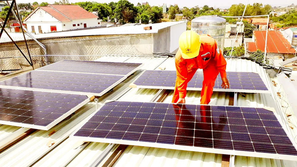 Ngành điện lực tỉnh Long An thi công lắp đặt một công trình điện mặt trời mái nhà. Nguồn: EVN
