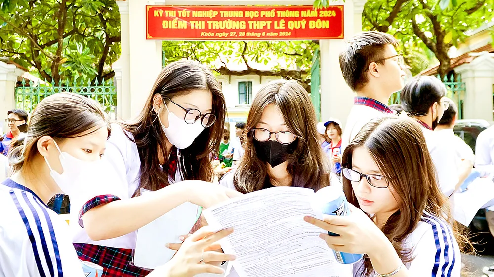 Các thí sinh trao đổi sau giờ thi tại điểm thi Trường THPT Lê Quý Đôn, quận 3, TPHCM. Ảnh: HOÀNG HÙNG