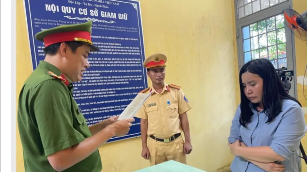Cơ quan CSĐT Công an TP Vũng Tàu tống đạt quyết định khởi tố bị can, lệnh bắt tạm giam 4 tháng đối với bị can Trần Thị Thu Thanh