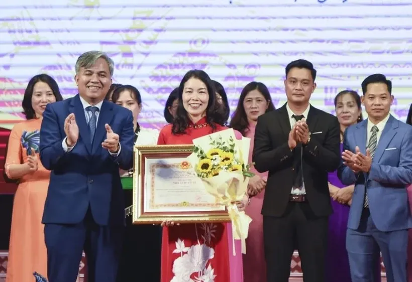 Các giáo viên nhận danh hiệu Nhà giáo Ưu tú. Ảnh: TTXVN