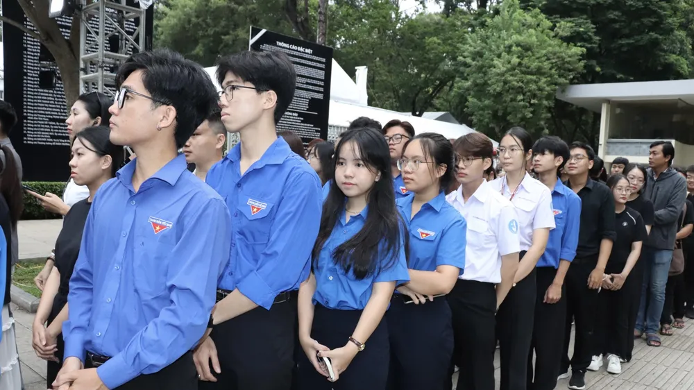 Dòng người nối tiếp nhau vào viếng Tổng Bí thư Nguyễn Phú Trọng tại Hội trường Thống Nhất sáng 26-7