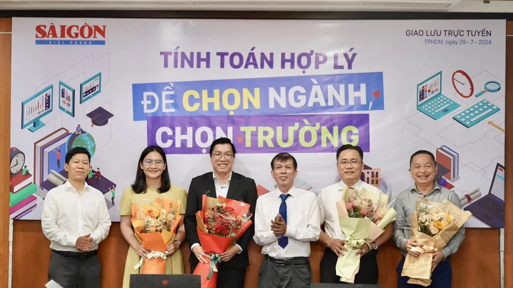 Phó Tổng Biên tập phụ trách Báo SGGP Nguyễn Khắc Văn tặng hoa các khách mời tham gia buổi giao lưu. Ảnh: HOÀNG HÙNG