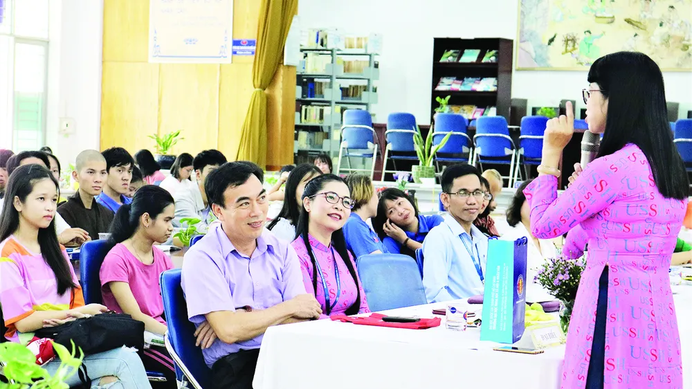 Sinh viên, giảng viên Trường ĐH Khoa học xã hội và Nhân văn (ĐHQG TPHCM) trong buổi sinh hoạt học thuật tại thư viện của trường