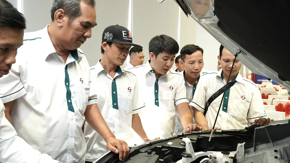 Doanh nghiệp xanh (số thứ tự 6 trong danh sách) Công ty CP Ánh Dương Việt Nam- Vinasun taxi tập huấn cho tài xế sử dụng dòng xe hybrid thân thiện môi trường. Ảnh: Hoàng Hùng