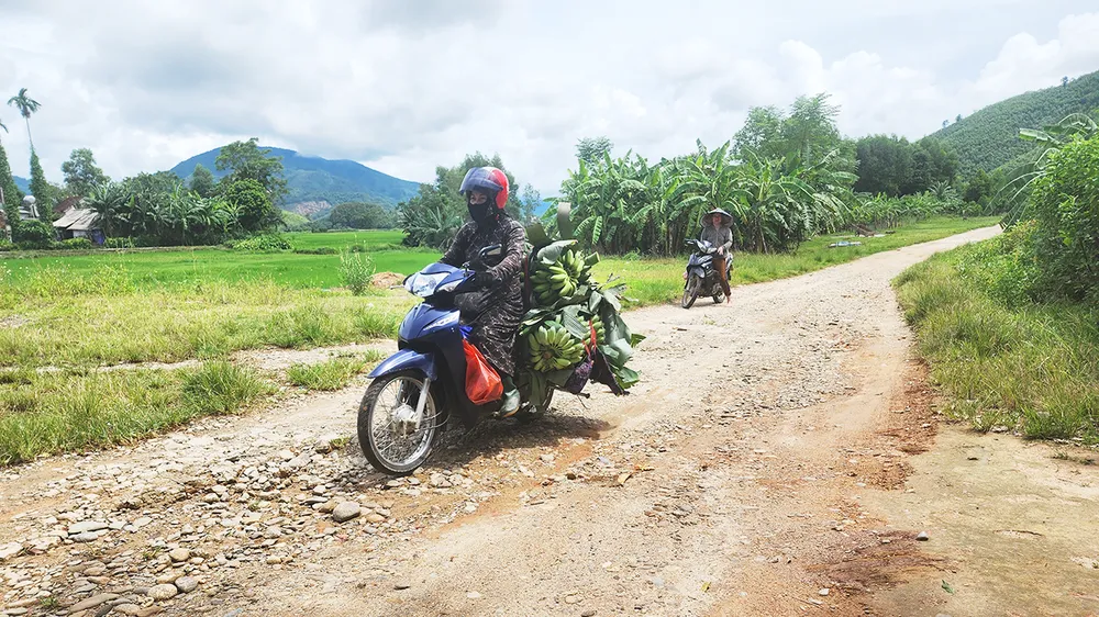 Người dân ở thôn Trung Lưu lưu thông khó khăn trên đường cứu hộ, cứu nạn đắp bằng đất thi công dang dở