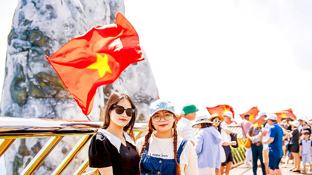 Du khách tham quan Khu du lịch Sun World Ba Na Hills (TP Đà Nẵng) được trang trí hàng trăm lá cờ Tổ quốc. Ảnh: XUÂN QUỲNH