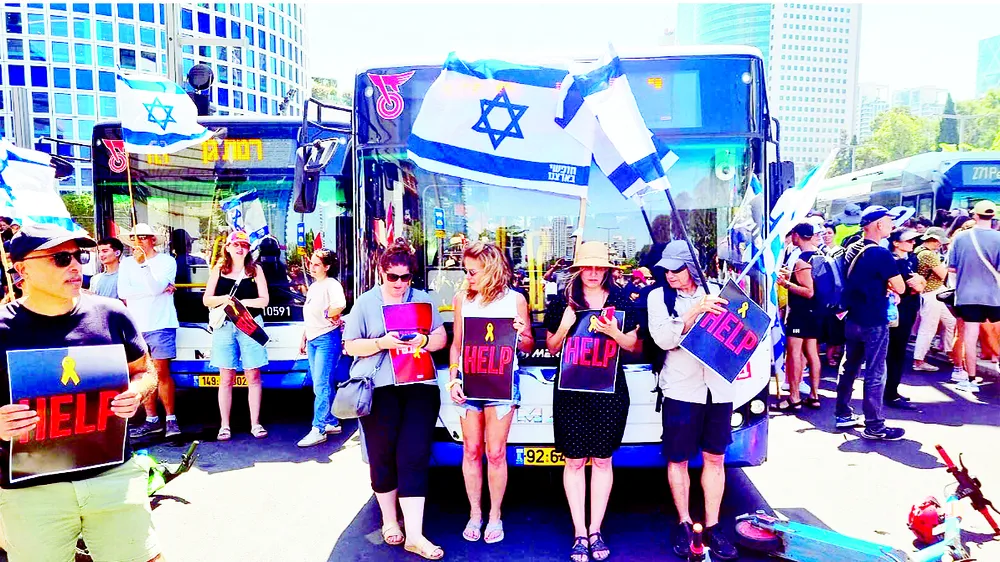 Người biểu tình chặn tuyến cao tốc Ayalon ở Tel Aviv yêu cầu Chính phủ Israel đạt được thỏa thuận thả con tin. Ảnh: Times of Israel