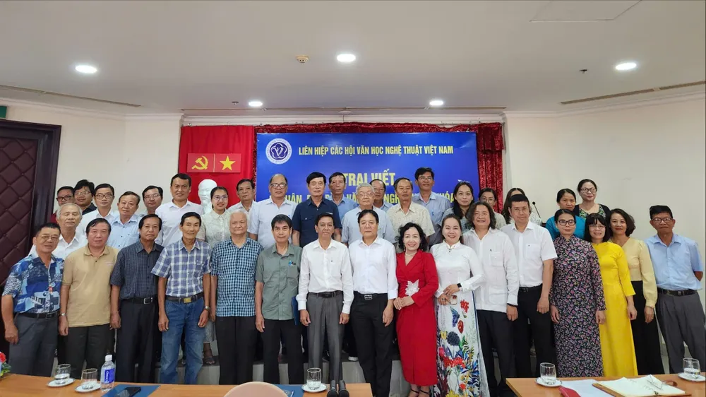 Các đại biểu và hội viên tham dự trại viết tại lễ khai giảng