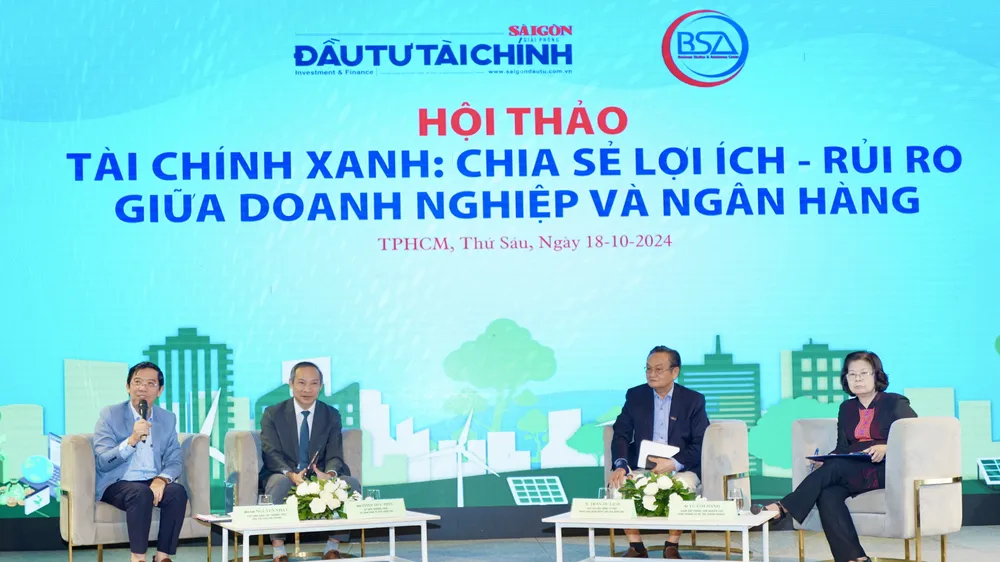 Các đại biểu chủ tọa hội thảo “Tài chính xanh: Chia sẻ lợi ích - rủi ro giữa doanh nghiệp và ngân hàng”. Ảnh: HOÀNG HÙNG