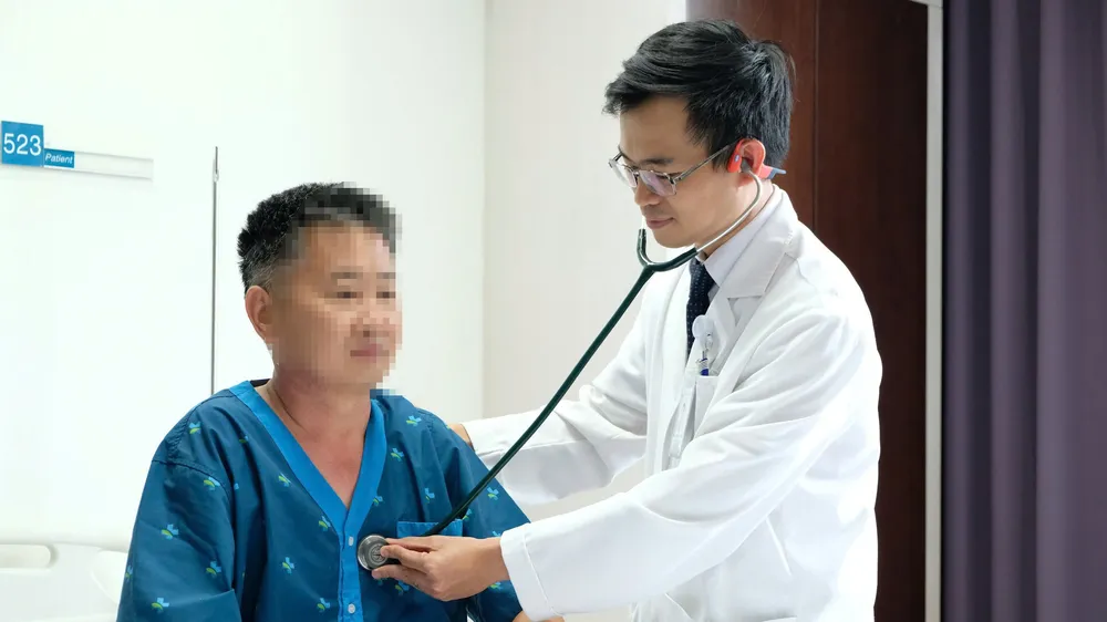 BS-CK1 Lê Văn Tuyến thăm khám cho bệnh nhân trước khi xuất viện