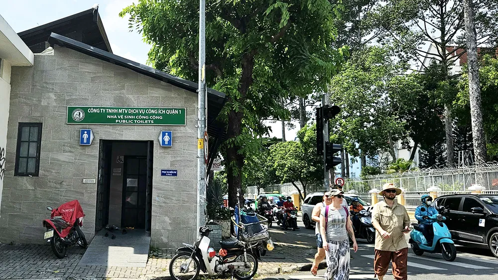 Nhà vệ sinh công cộng trên đường Tôn Thất Tùng, quận 1, TPHCM