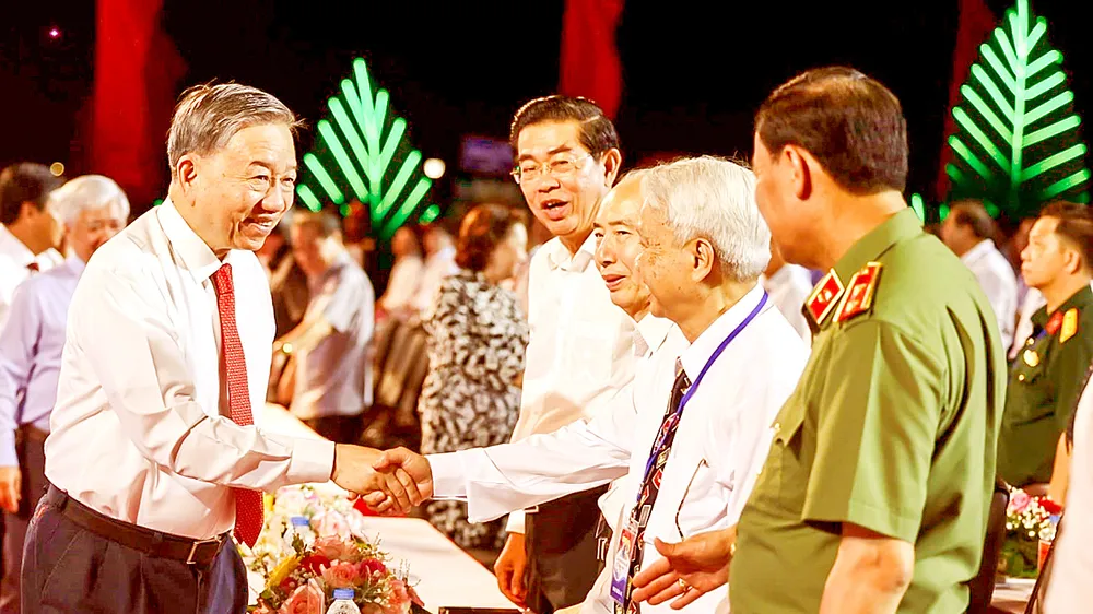 Tổng Bí thư Tô Lâm với các đại biểu dự lễ kỷ niệm tại điểm cầu Cà Mau. Ảnh: TTXVN