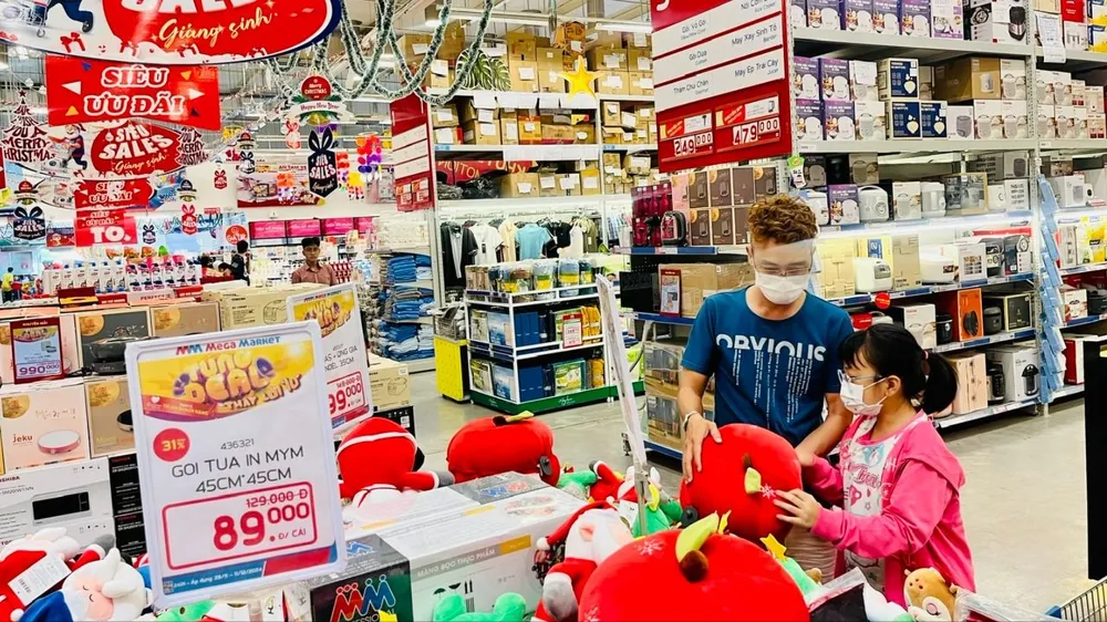 Cuối tuần, người dân tấp nập mua sắm, vui chơi 