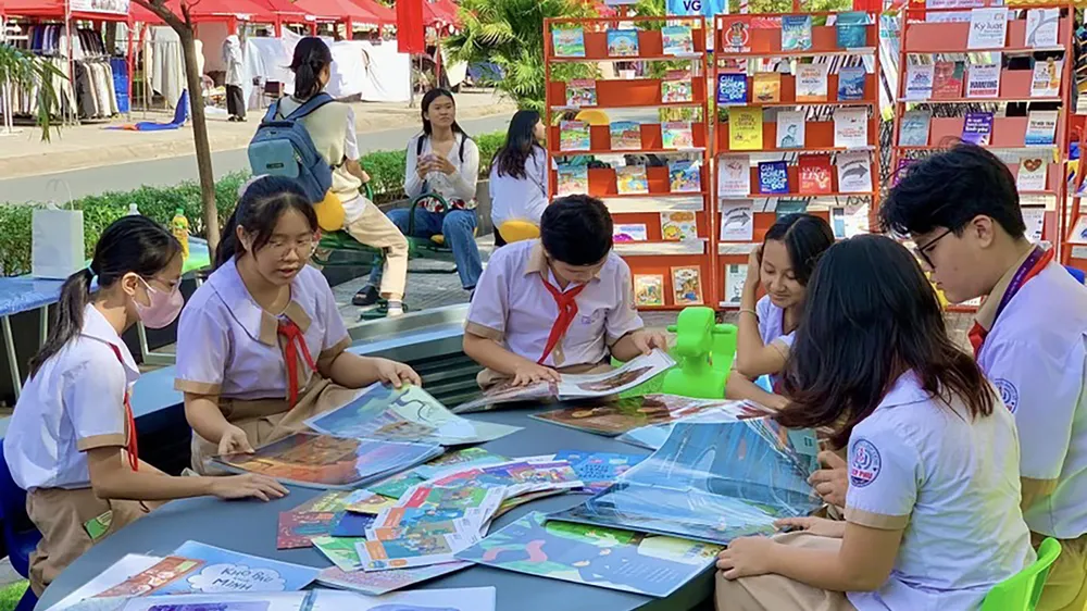 Các em học sinh hào hứng với không gian đọc cộng đồng tại Đường sách TP Thủ Đức. Ảnh: HOÀNG VY