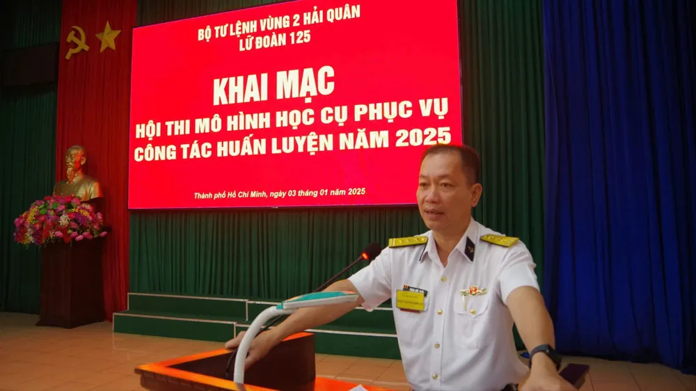 Thượng tá Phan Anh Tuấn, Phó Lữ đoàn trưởng, Trưởng ban giám khảo phát biểu khai mạc hội thi. Ảnh: ĐỨC VIỆT