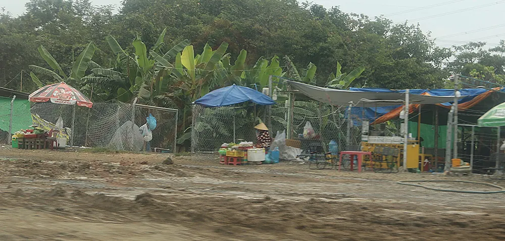 Họp chợ trên hành lang đường cao tốc