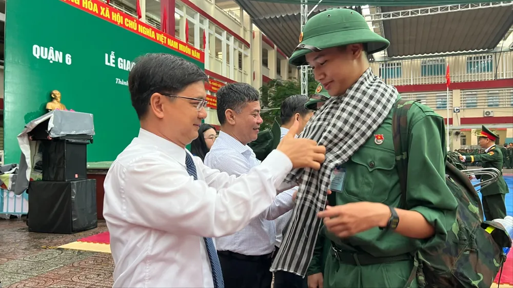 Trưởng ban Tuyên giáo và Dân vận Thành ủy TPHCM Nguyễn Mạnh Cường động viên tinh thần các thanh niên lên đường nhập ngũ
