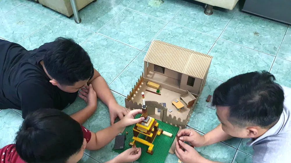 Ba - con cùng chơi. Ảnh: THU HƯỜNG