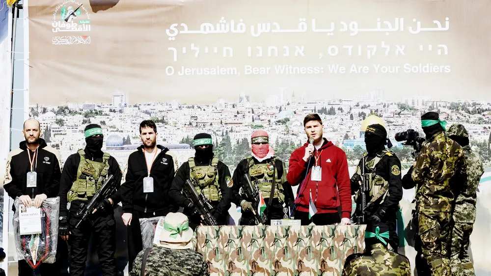 Lễ bàn giao các con tin Israel. Ảnh: NYT