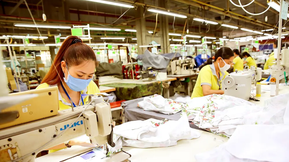 Công nhân làm việc tại Công ty May mặc DONY (huyện Bình Chánh, TPHCM). Ảnh: HOÀNG HÙNG