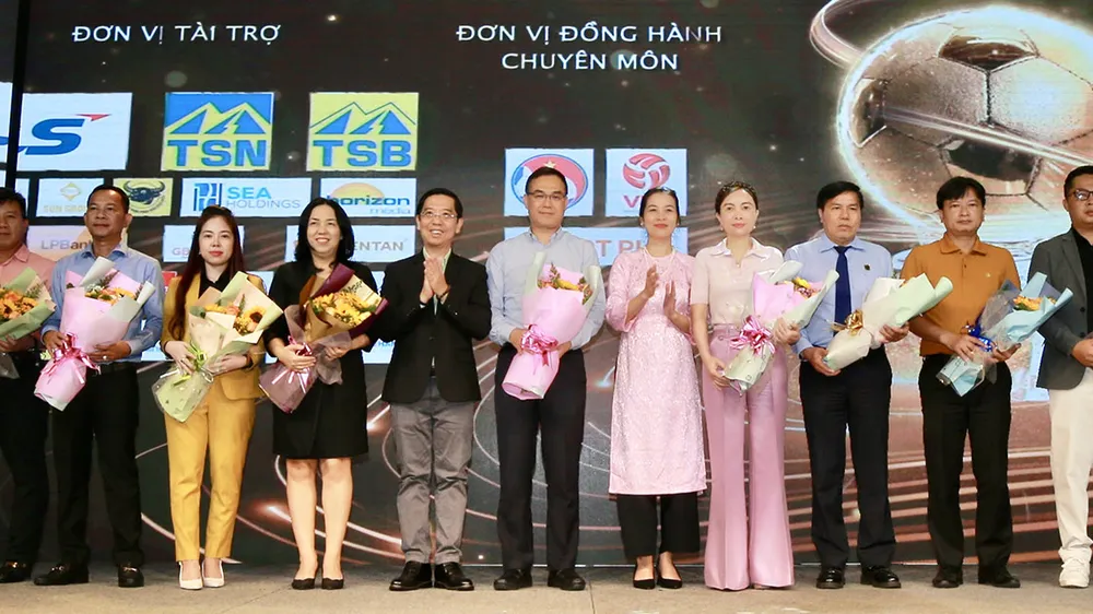 Ban tổ chức Giải thưởng Quả bóng vàng Việt Nam tri ân các nhà tài trợ đồng hành tại buổi họp báo công bố mùa trao thưởng 2024. Ảnh: DŨNG PHƯƠNG
