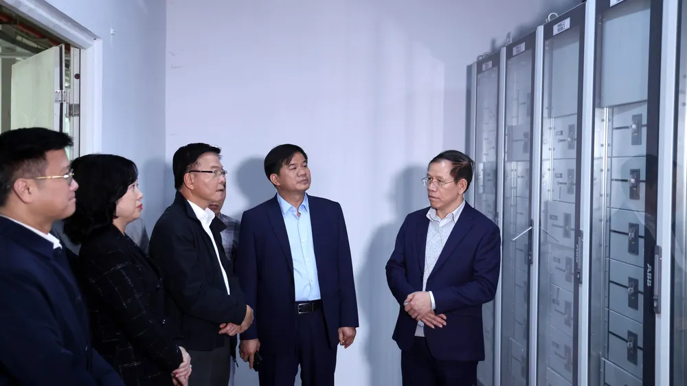 Phó Thủ tướng Lê Thành Long kiểm tra hệ thống điện tại tầng hầm Cơ sở 2 Bệnh viện Bạch Mai. Ảnh: VGP