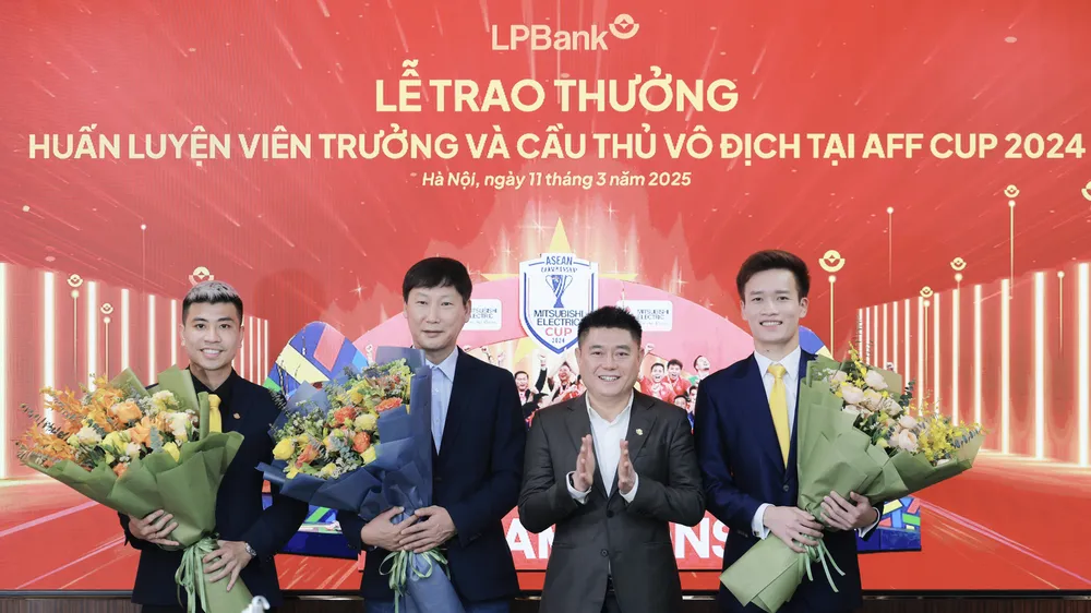 Ông Nguyễn Đức Thụy, Chủ tịch HĐQT LPBank (thứ 2 từ phải sang) tặng hoa chúc mừng Huấn luyện viên Kim Sang Sik cùng các cầu thủ Hoàng Đức, Đinh Thanh Bình