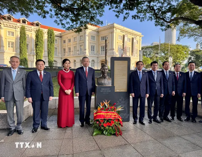 Tổng Bí thư Tô Lâm dâng hoa tưởng niệm Chủ tịch Hồ Chí Minh ở Bảo tàng Văn minh châu Á, Singapore