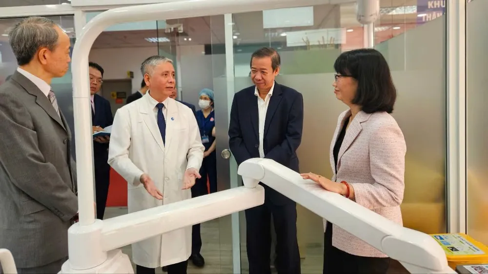 Phó Chủ tịch UBND TPHCM Trần Thị Diệu Thúy cùng các lãnh đạo tham quan Phòng khám Nha khoa cho thai phụ tại Bệnh viện Từ Dũ