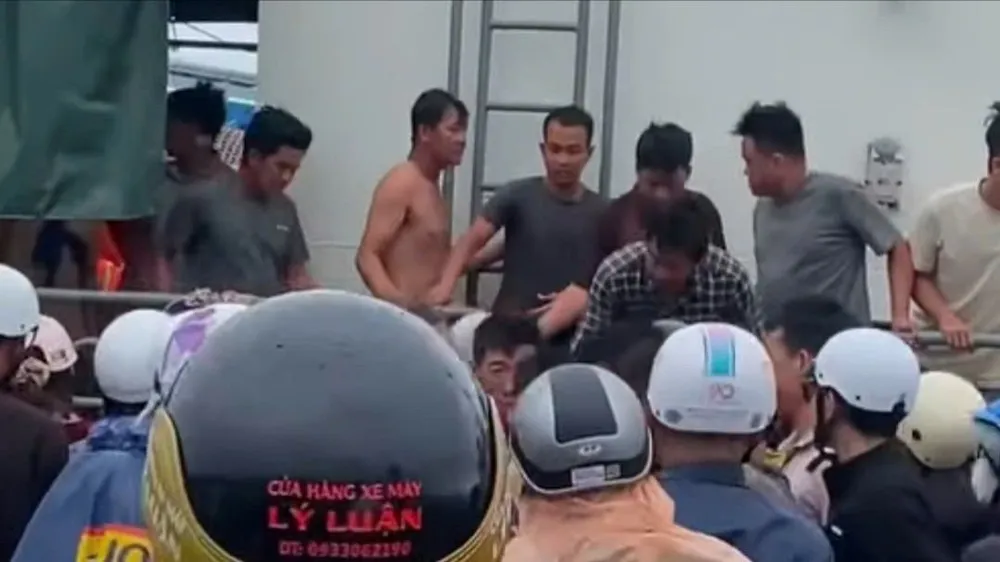 20 lao động biển gặp nạn trong vụ chìm tàu đã trở về đảo Phú Quý an toàn. Ảnh: NDCC