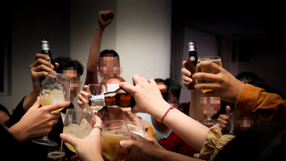 Nghiện bia rượu dễ dẫn đến nhiều hệ lụy cho gia đình và xã hội. Ảnh: HOÀNG HÙNG