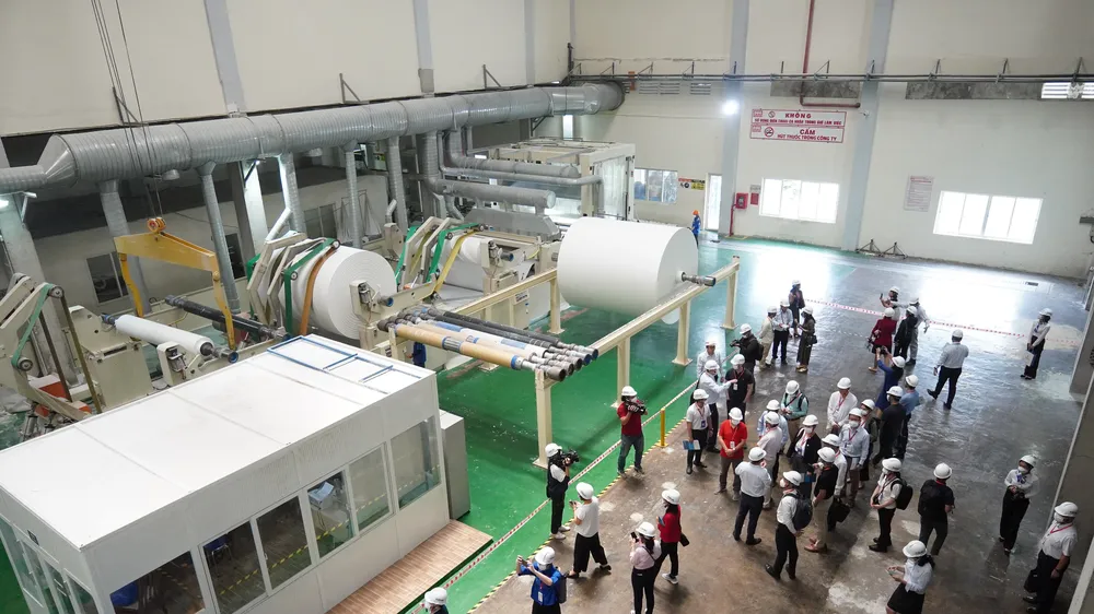 Các đại biểu tham quan hoạt động sản xuất tại Nhà máy giấy Xuân Mai (Khu công nghiệp Hiệp Phước, huyện Nhà Bè, TPHCM). Ảnh: Hoàng Hùng