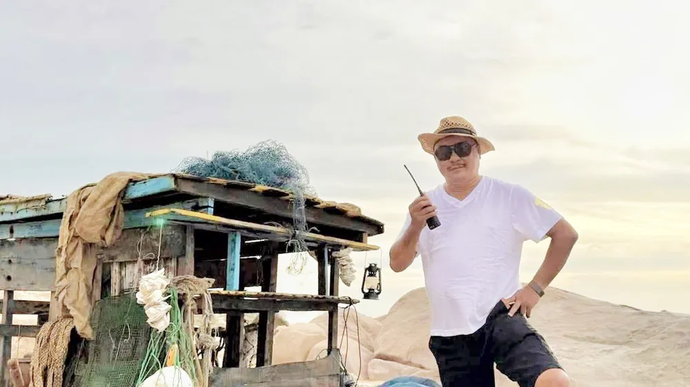 Đạo diễn Nguyễn Phương Điền trên phim trường Mẹ biển