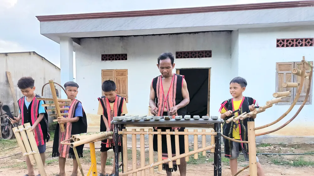 A Ngự dạy thanh thiếu niên trong xã biểu diễn nhạc cụ dân tộc. Ảnh: HP