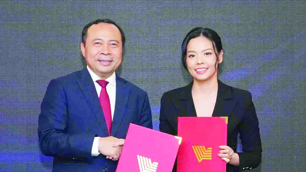 PGS-TS Vũ Hải Quân, Giám đốc ĐHQG TPHCM ký kết hợp tác với đại diện một doanh nghiệp