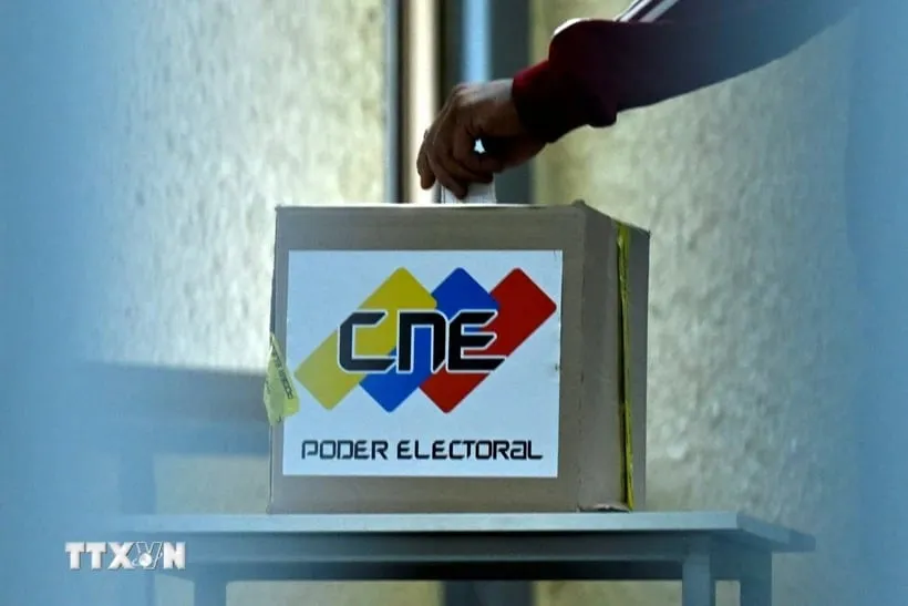 Cử tri bỏ phiếu trong cuộc bầu cử Tổng thống tại điểm bầu cử ở Caracas, Venezuela, ngày 28-7-2024. Ảnh: THX/TTXVN