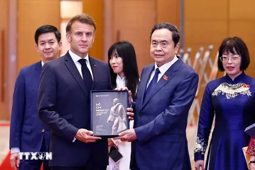 Chủ tịch Quốc hội Trần Thanh Mẫn trao tặng sách về Bác Hồ cho Tổng thống Cộng hòa Pháp Emmanuel Macron. Ảnh: TTXVN