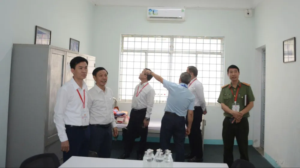 Đoàn đã kiểm tra, khảo sát tại trường THPT chuyên Lê Quý Đôn (quận Sơn Trà). Ảnh: XUÂN QUỲNH