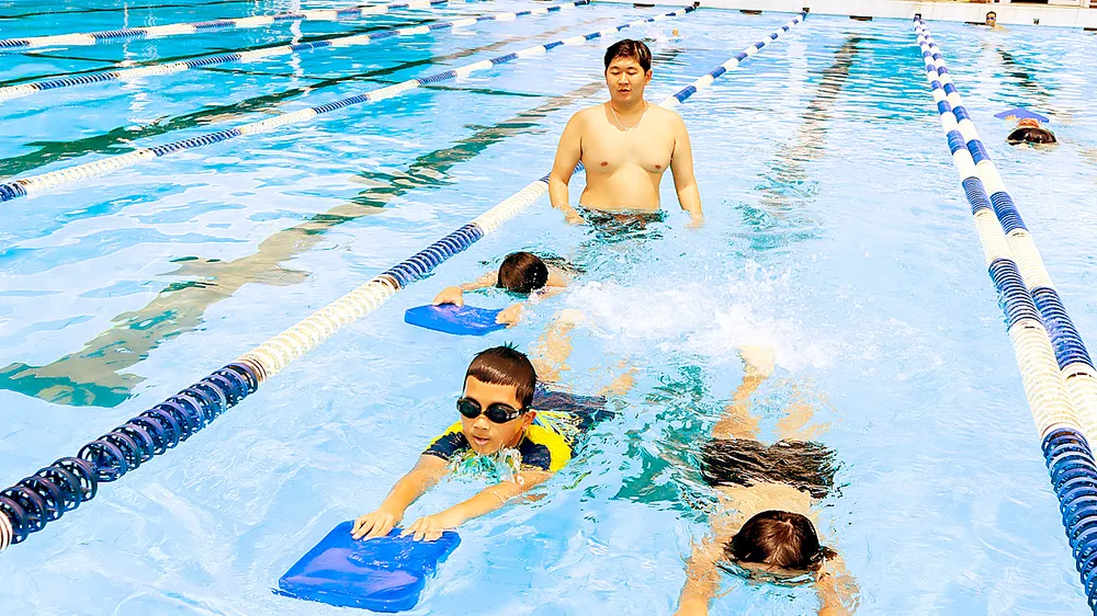 Các em nhỏ học bơi tại Trung tâm Thể thao dưới nước TPHCM. Ảnh: DŨNG PHƯƠNG