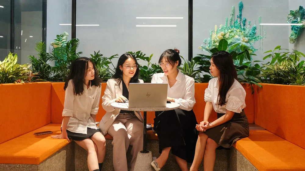 Bạn trẻ ứng dụng các thiết bị, phần mềm công nghệ vào công việc mỗi ngày. Ảnh: TOONG