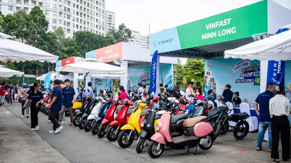 Người dân hào hứng sắm xe máy VinFast trong ngày hội “đổi xăng lấy điện” tại TPHCM