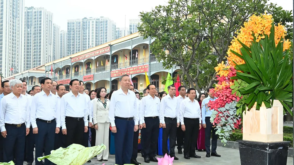Tổng Bí thư Tô Lâm và các đại biểu bày tỏ lòng thành kính, biết ơn sâu sắc đối với công lao to lớn của Chủ tịch Hồ Chí Minh. Ảnh: VIỆT DŨNG